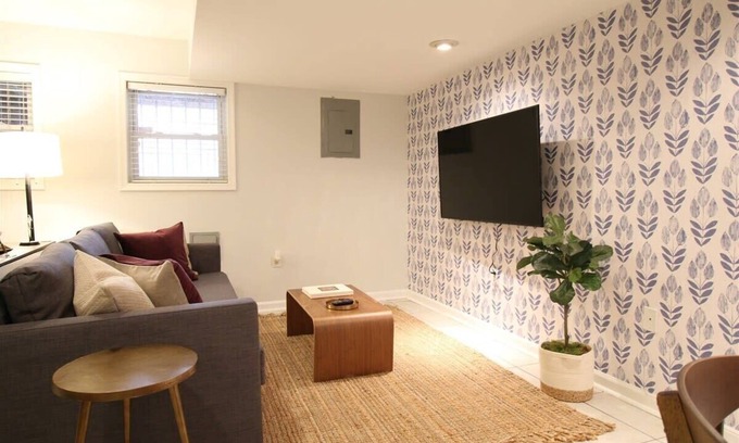 Northeast Apartment | Lincoln Park Place Capitol Hill with Parking