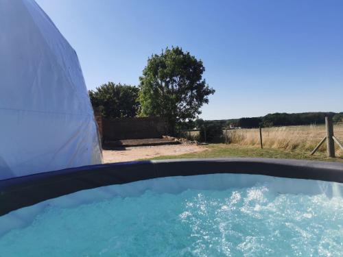 Market Rasen Apartment | Lincoln Star Dome, Hot tub, BBQ