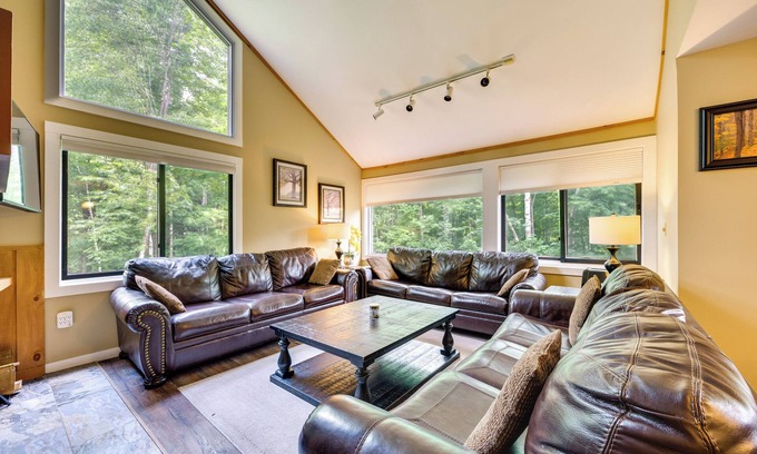 Lincoln House | Lincoln Townhome w/Community Pool & Club Access!