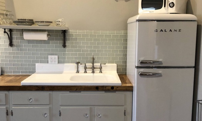 Lincoln Apartment | Lincoln’s Loft - Pearl’s Suite Downtown Lincoln, IL