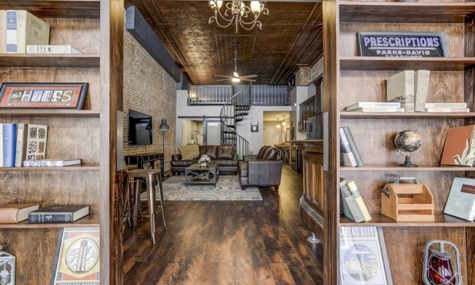 Lincoln Apartment | Lincoln’s Loft - Speakeasy Suite