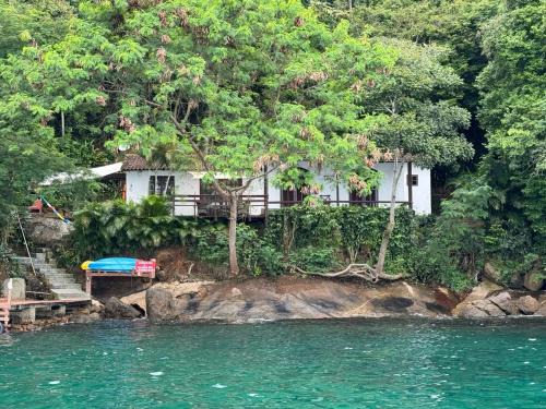 Ilha Grande House | Linda Casa aconchegante com 3 quartos, vista incrível e privacidade na Praia da Aripeba-Ilha Grande-acomoda 8 pessoas