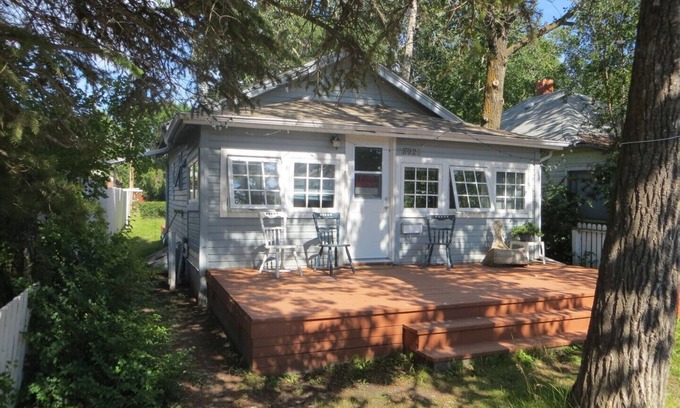 Sylvan Lake Cottage | LINDA GAYE's HISTORIC COTTAGE NEAR BEACH & PROMENADE