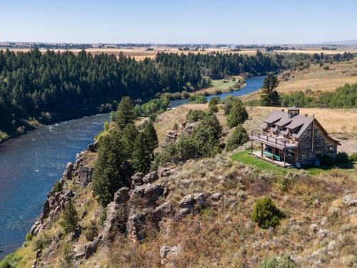 Ashton House | Lindas Perch by KABINO On Bank of Henrys Fork Mtn Views Fishing 6 acres Snake River WIFI