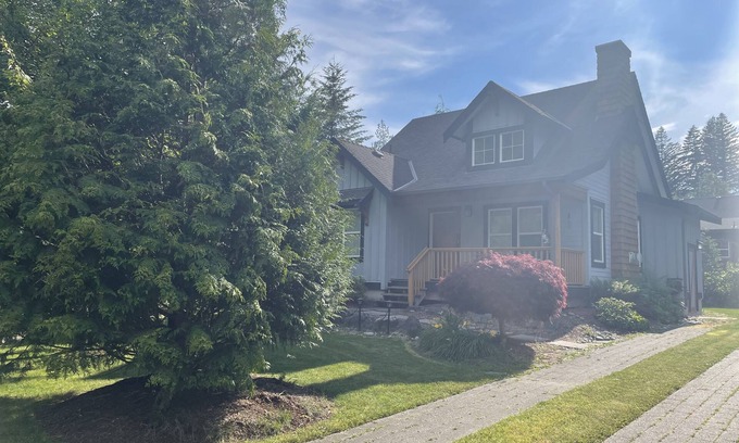 Lindell Beach Cottage | Lindell Beach Retreat with amazing amenities and walking distance to Cultus Lake