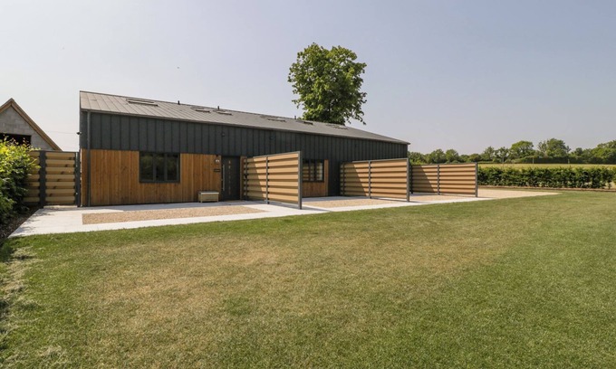Wincanton Cottage | LINDEN BARN, pet friendly, luxury holiday cottage in Wincanton