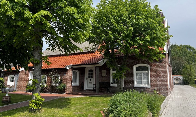 Osteel House | Lindenhuus-East Frisian coziness-Osteel terrace, outdoor grill, near Norden