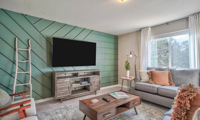 Woodmoor House | Lindenmere Estate! Chic Villa w Game Loft & BBQ