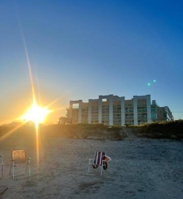 Matinhos Apartment | Lindo Studio Matinhos Prédio na beira mar.