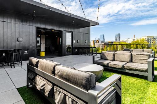Rolling Mill Hill House | Lindsley by AvantStay Balcony Modern Design A Downtown Location