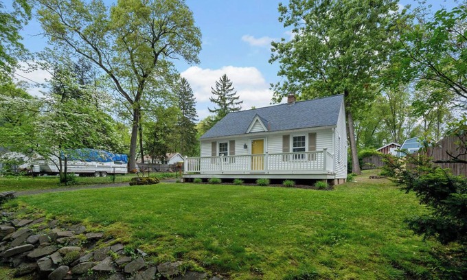 Southwick House | Linny's Lakeview Cottage - Cozy, fun & updated