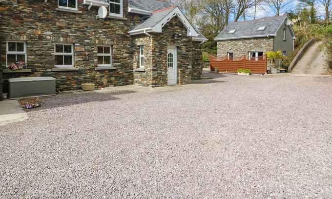 Union Hall Cottage | LIS-ARDAGH COTTAGE 1, family friendly in Union Hall, County Cork