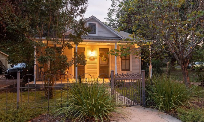 Fredericksburg House | Lisso Sunday Haus - 1930's Charm and Conveniences of today