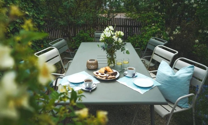 Schwaebisch Hall Apartment | Listed town house in the town park in Schwäbisch Hall with seating area in the garden