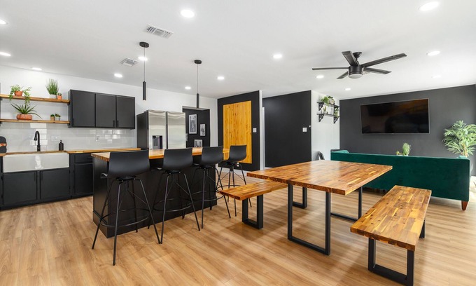 Oak Cliff House | Listen Linda, 5 Bedroom Home Near Bishop Arts