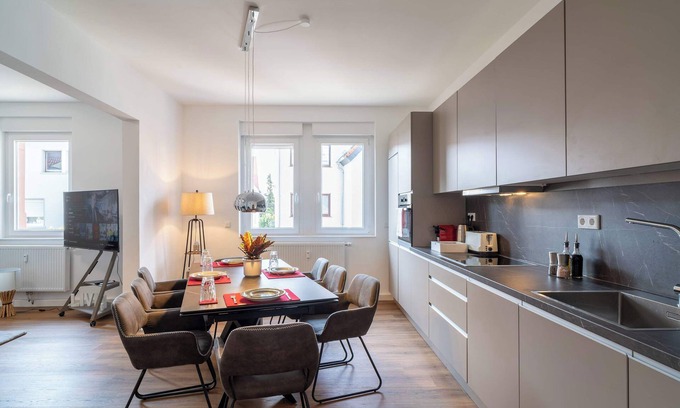 Hemsbach Apartment | LiT LiVING: Luxury | Box SprIng | Netflix | 3 BR