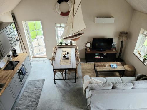 Sjorup House | Litet hus i mysig by nära havet