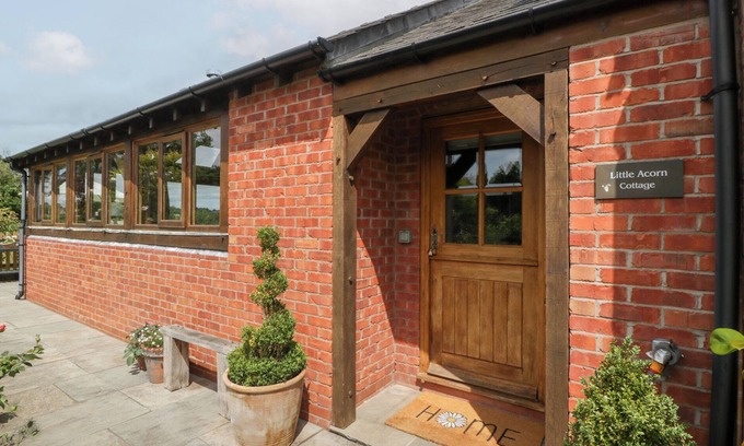 Ledbury Cottage | LITTLE ACORN COTTAGE, pet friendly, with open fire in Ledbury