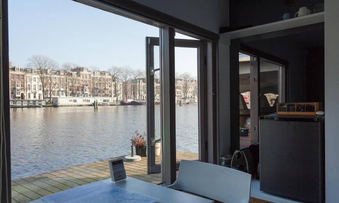 Oud-Zuid Bed & Breakfast | little AMSTEL HouseBoat