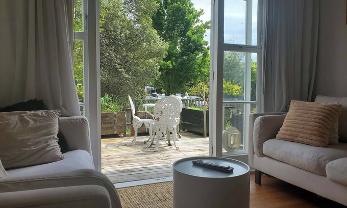 Hamilton East House | Little Architectural House in Iconic Hamilton Hayes Paddock Neighborhood.