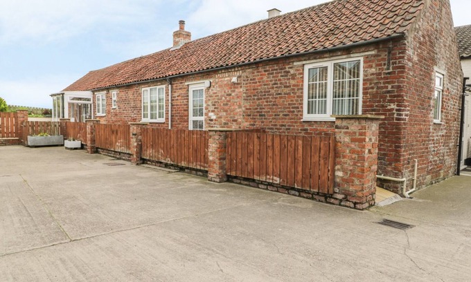 Buckton Cottage | LITTLE ARGHAM COTTAGE, pet friendly, with open fire in Rudston