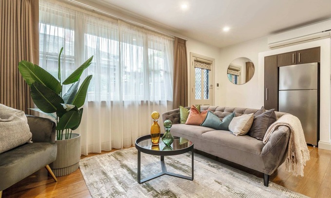 Ivanhoe House | Little Audrey Guesthouse - City Fringe Getaway
