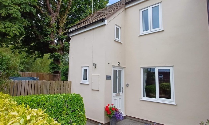 Laugharne Cottage | Little Avalon. Coast & country in historic Laugharne, West Wales.