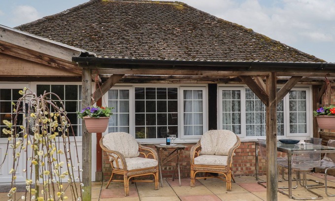 Woolhamton Cottage | LITTLE BARBER, pet friendly, with a garden in Reading