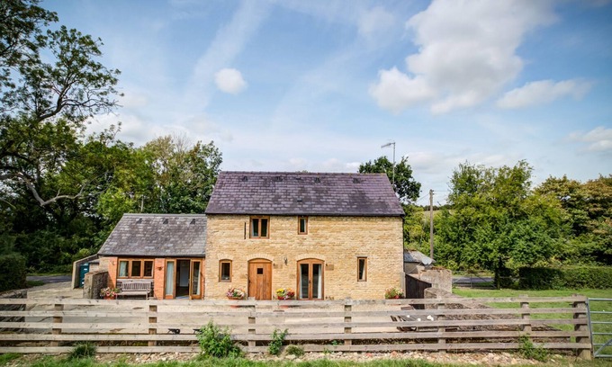 Whichford Cottage | LITTLE BARN, pet friendly, with a garden in Chipping Norton