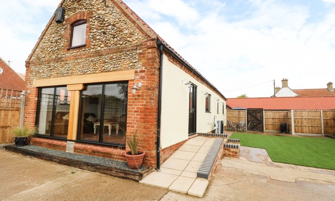 Dereham Cottage | LITTLE BARN, pet friendly, with a garden in Brisley