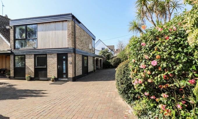 Carlyon Bay House | LITTLE BEACH HOUSE, romantic, with a garden in St. Austell