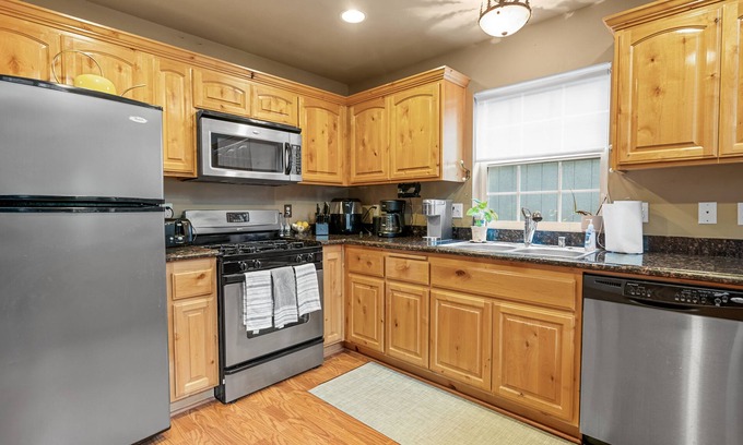 Moonridge Cabin | Little Bear Haus - Hot Tub, Air Hockey, Arcade Game, Walk to Shops