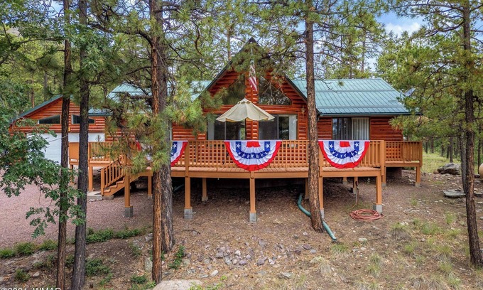 Alpine Cabin | Little Bear in Alpine - surrounded by pine trees with a huge deck