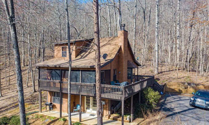 Young Harris Cabin | Little Bear Lodge- Pet Friendly-Centrally Located-UNDER NEW MANAGEMENT