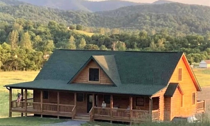 Luray Cabin | Little Bears Cabin - 5 Br/3 Fireplaces - Spend Spring in the Shenandoah Valley