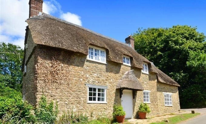 West Compton Cottage | LITTLE BERWICK COTTAGE, pet friendly in Burton Bradstock