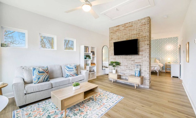 Charleston House | Little Betty Coastal Retreat~Minutes from Folly!