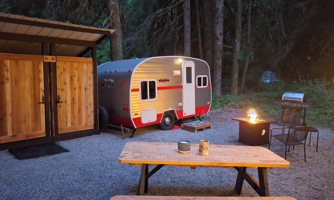 Ashford House | LITTLE BETTY WiFi, A/C,FirePit, BBQ