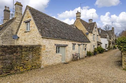 Bibury House | Little Bird Cottage