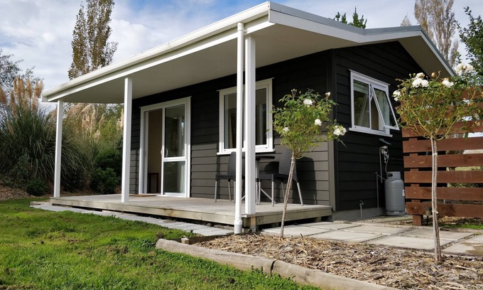 Waipukurau Cottage | Little Black Cottage - Rural Retreat