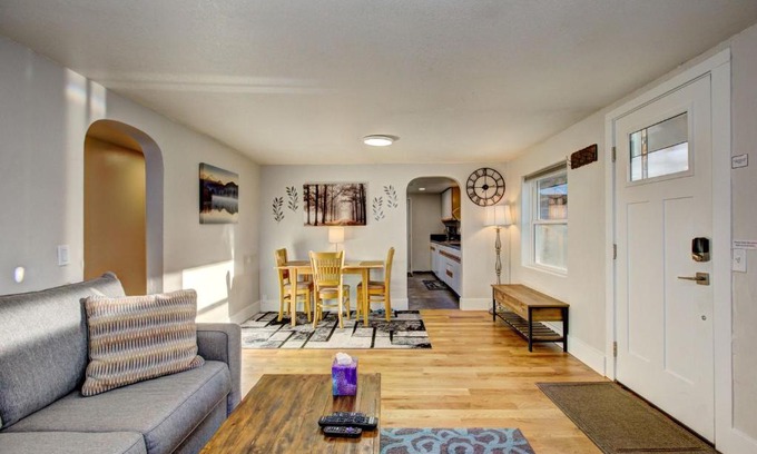 Depot Bench House | Little Blue Bungalow on Boise's Bench, Pet Friendly, Fully Fenced yard with doggie door! 2 miles from BSU, 5 minutes from Downtown Boise, Desk and workstation for remote workers, 2 TV's large walk-in closet, Good for mid-term stays