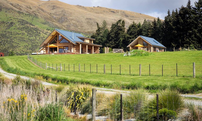 Garston Cabin | Little Breck lodge in rural Southland. Sustainable luxury with pet sheep!