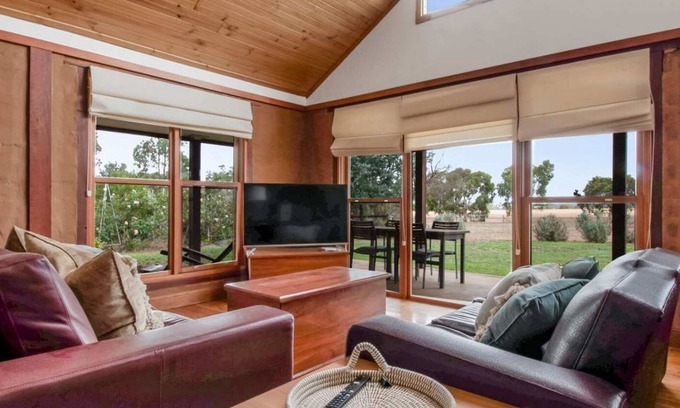 Hillgrove House | Little Bunda Cottage - Charming Mudbrick Stay