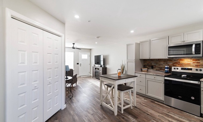Ashland City Apartment | Little Bungalow outside the hustle and bustle of Nashville Tn.