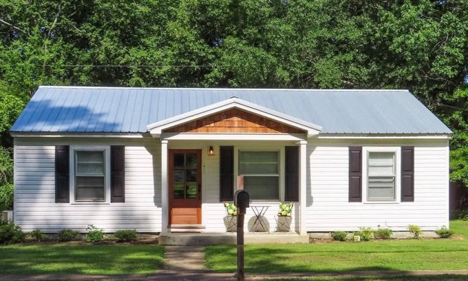 Henderson House | Little Cedar Cottage close to everything