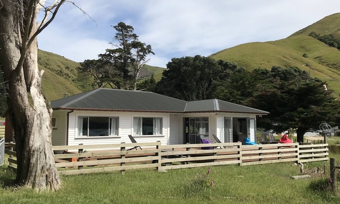 Queen Charlotte Sound House | Little Colonsay/Beach House