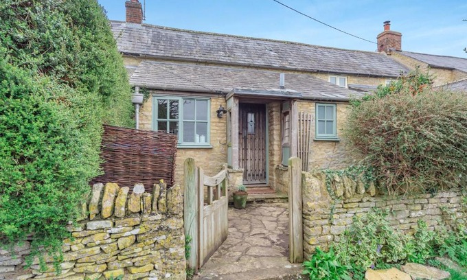 Shipton under Wychwood House | Little Cottage