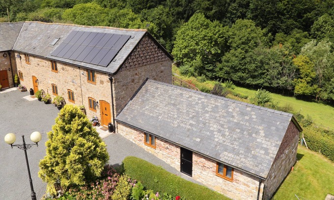 Chirk Bank Cottage | LITTLE COW HOUSE, family friendly, character holiday cottage in Chirk