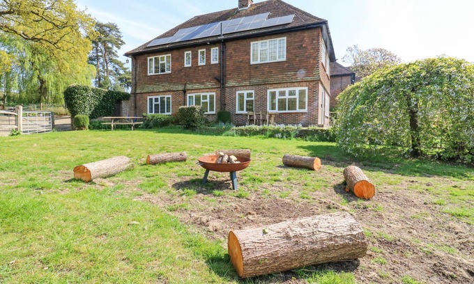 Cowbeech Cottage | LITTLE DANNS, character holiday cottage in Herstmonceux