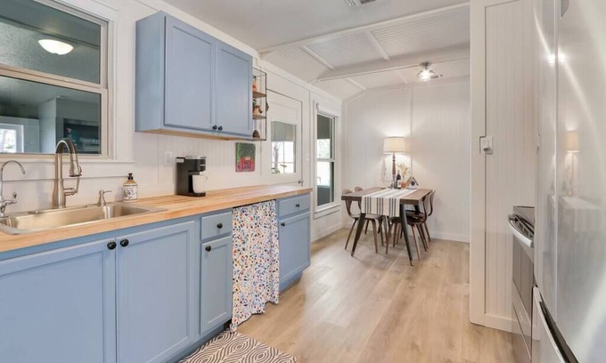 Johnson City House | Little Dipper - Walk to historic downtown square!